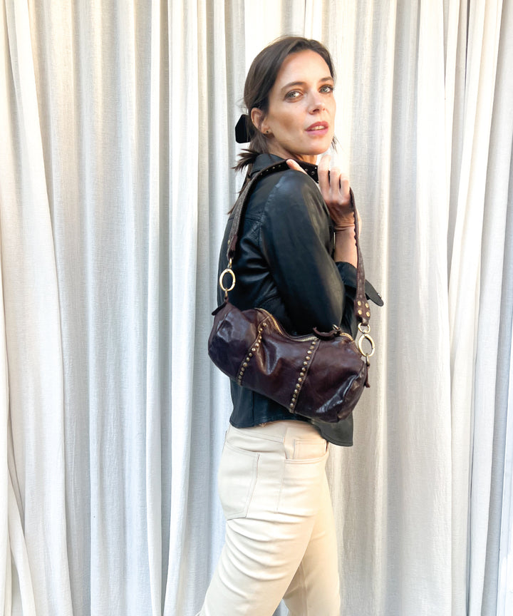 CARTERA CUERO Y TACHAS CILINDRO CAFE