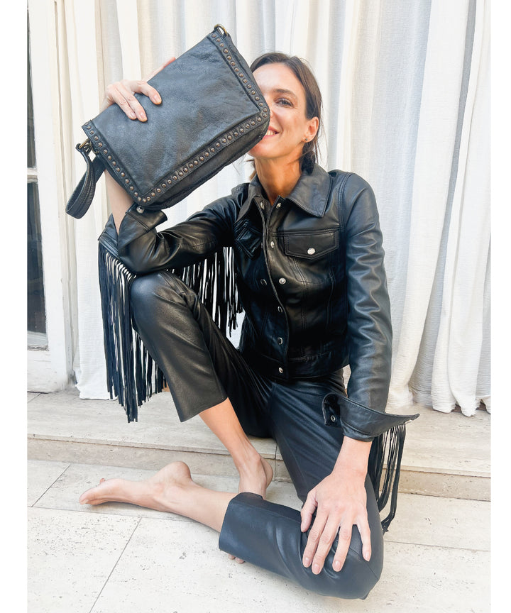 CARTERA CUERO Y TACHAS MEDIANA CON SOLAPA NEGRA